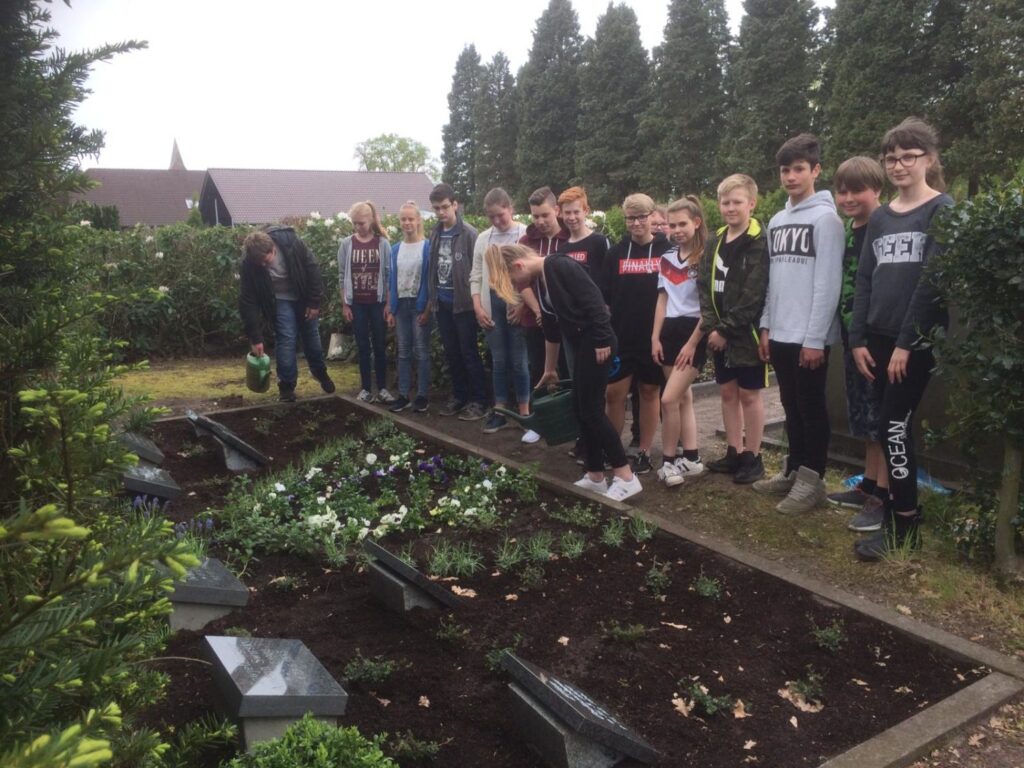 Schüler pflegen Kriegsgräber