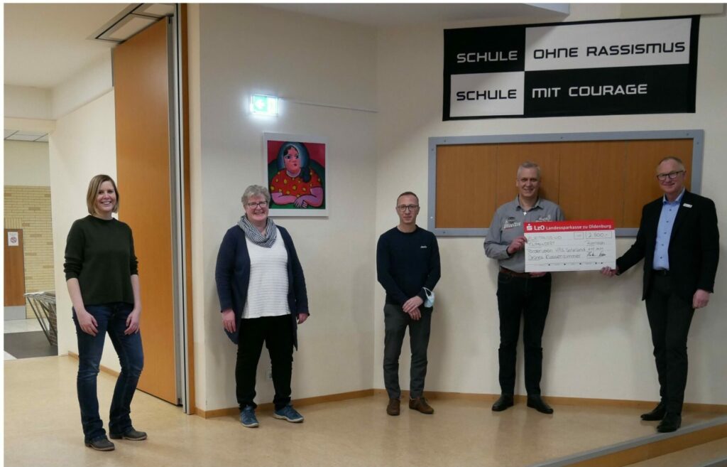 Scheckübergabe durch die Landessparkasse Oldenburg an den Förderverein der Haupt- und Realschule Saterland