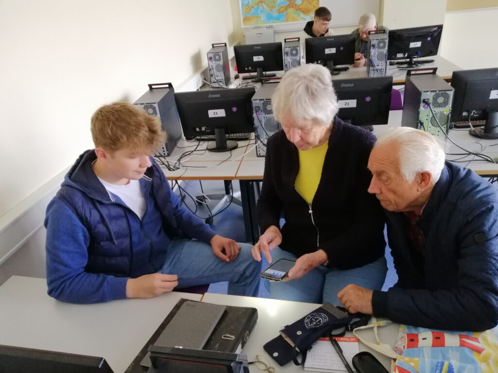 SchülerInnen der 10A schulen Seniorinnen und Senioren