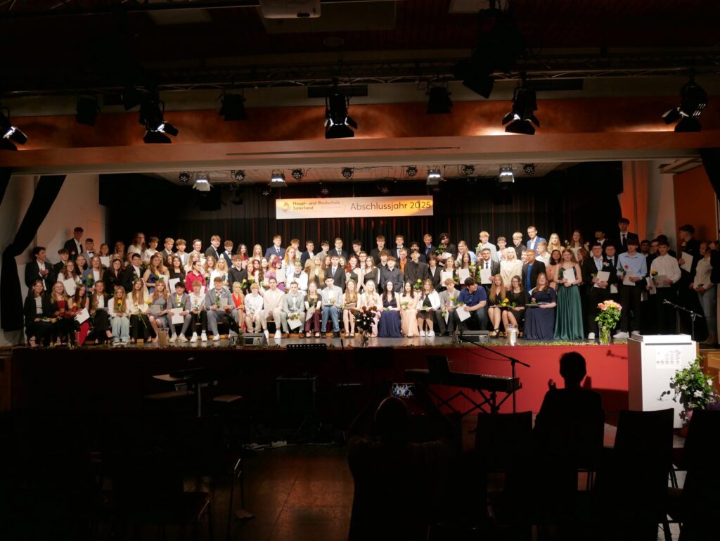 „Aufhören, wenn’s am schönsten ist“ – Unter diesem Motto wurden 133 Schüler*innen unserer Schule entlassen.